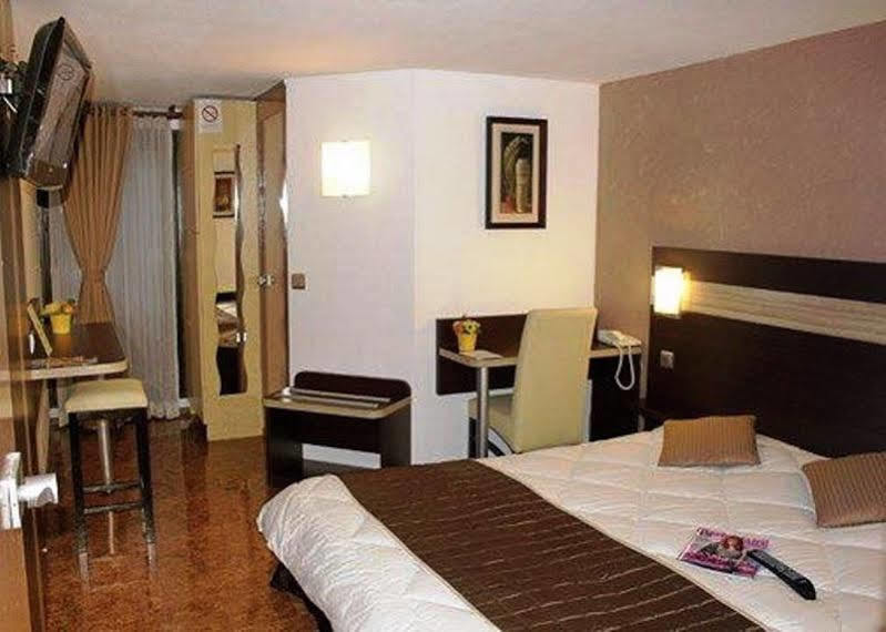 Hotel Restaurant La Chaumière Les Mureaux-Flins Esterno foto